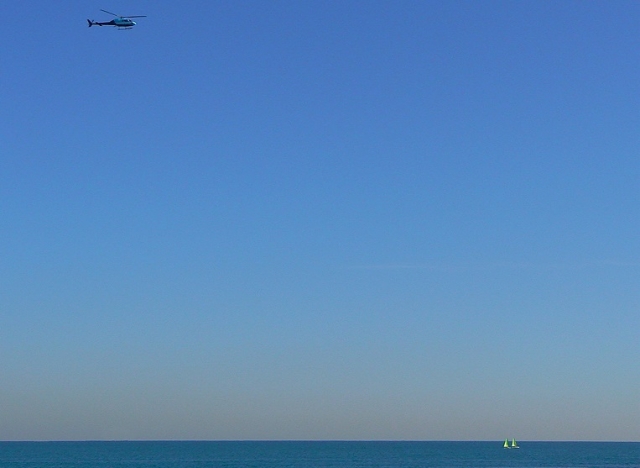 volando en la playa